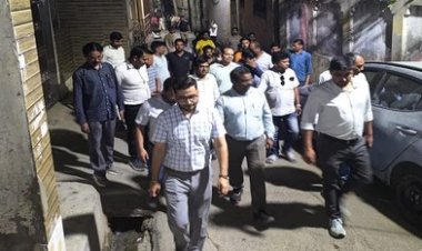 बिजली विभाग के अधिकारियों ने देर रात तक किया फ्लैग मार्च