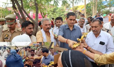डीएम और एसएसपी ने संभाला मोर्चा : ब्रज चौरासी कोस परिक्रमा मार्ग का किया निरीक्षण, श्रद्धालुओं को बांटे फल