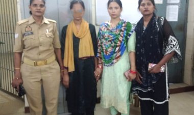 दिल्ली से भागी नाबालिग को जीआरपी ने परिजनों को किया सुपुर्द  खिले चेहरे