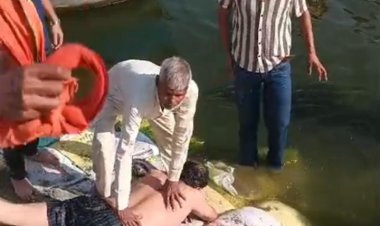 वृंदावन : नाविकों ने यमुना में डूब रहे दाे श्रद्धालुओं की बचाई जान