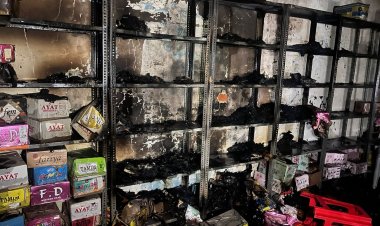 कपड़ा दुकान में लगी आग से 25 लाख रुपये का माल जला