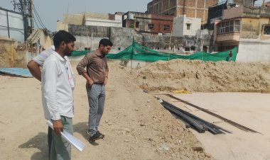वाराणसी : लहुराबीर में बन रहे कॉमर्शियल मार्केट कॉम्प्लेक्स का नगर आयुक्त ने लिया जायजा