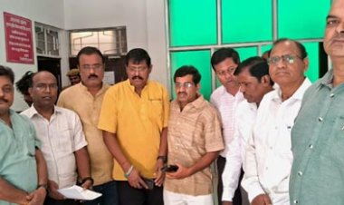 प्रयागराज के शिक्षकों का वेतन अटका, जिलाधिकारी को सौंपा ज्ञापन