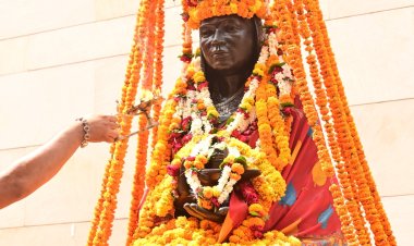 श्री काशी विश्वनाथ धाम में लोकमाता अहिल्याबाई होल्कर की जयंती मनी,विशाल प्रतिमा की आरती उतारी