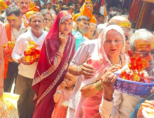 बैशाख पूर्णिमा पर विंध्यधाम में उमड़ा आस्था का सैलाब, भीषण गर्मी में डटे रहे श्रद्धालु
