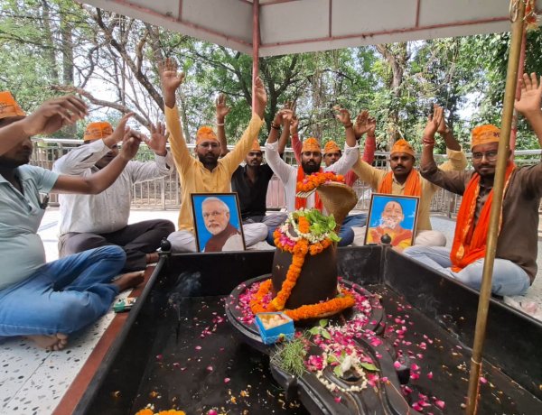 वाराणसी : रुझानों में बंगाल में भाजपा की लगातार बढ़त से कार्यकर्ता उत्साहित, हवन पूजन जारी