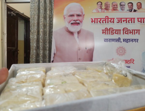 पश्चिम बंगाल में ऐतिहासिक जीत से उत्साहित भाजपा कार्यकर्ताओं ने वाराणसी में बांटी मिठाई