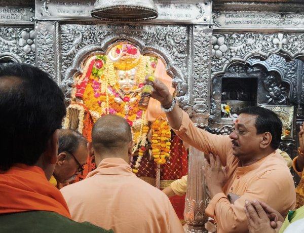मुख्यमंत्री योगी आदित्यनाथ पहुंचे वाराणसी,कालभैरव मंदिर में लगाई हाजिरी