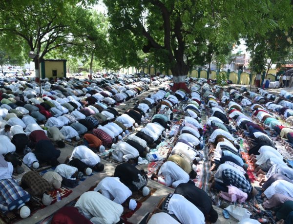 यूपी में शांतिपूर्ण रही बकरीद: न सड़क पर नमाज, न खुले में कुर्बानी