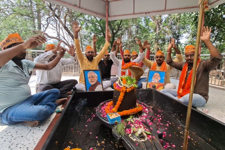 वाराणसी : रुझानों में बंगाल में भाजपा की लगातार बढ़त से कार्यकर्ता उत्साहित, हवन पूजन जारी