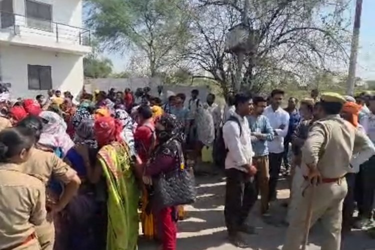 वेतन बढ़ोत्तरी की मांग को लेकर नैरोलैक्स कर्मचारियों का प्रदर्शन, बिठूर रोड पर लगा जाम