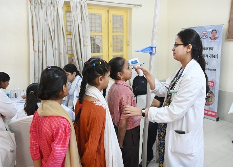 जांच में जूजन भवन में बालिकाओं को लगा नि:शुल्क एचपीवी वैक्सीन