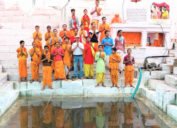 वाराणसी: मणिकर्णिका चक्रपुष्करिणी तीर्थ कुंड पर स्वच्छता के लिए अभियान