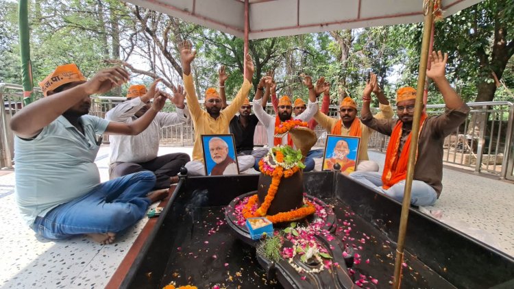 वाराणसी : रुझानों में बंगाल में भाजपा की लगातार बढ़त से कार्यकर्ता उत्साहित, हवन पूजन जारी