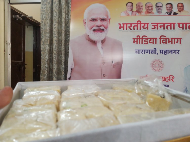 पश्चिम बंगाल में ऐतिहासिक जीत से उत्साहित भाजपा कार्यकर्ताओं ने वाराणसी में बांटी मिठाई
