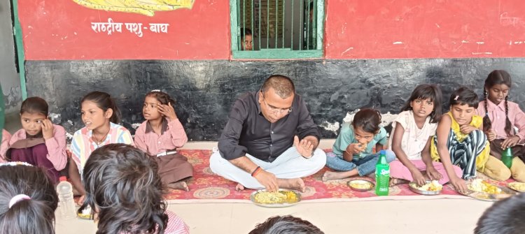 बीएसए डॉ. गोरखनाथ पटेल का औचक निरीक्षण, बच्चों संग बैठकर खाया मिड-डे मील
