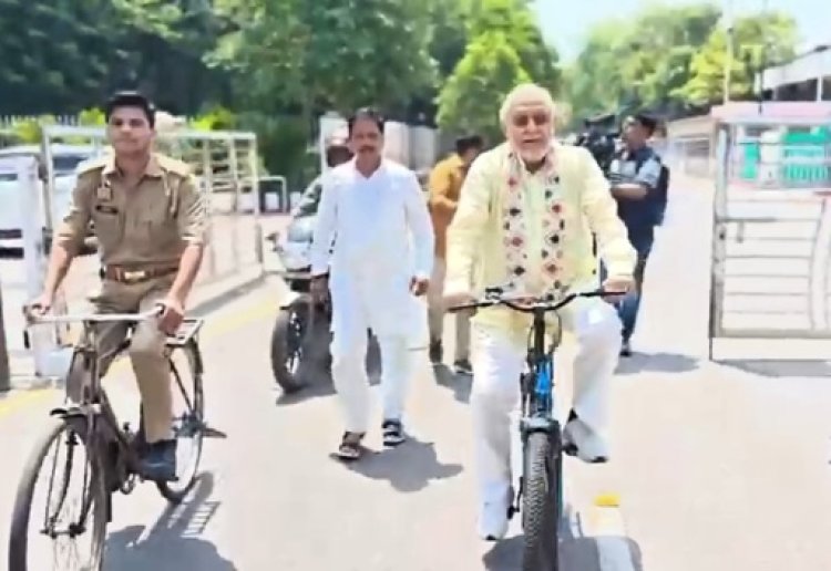 मंत्री सुरेश खन्ना अपने सरकारी आवास से साइकिल चलाकर विधानसभा कार्यालय पहुंचे