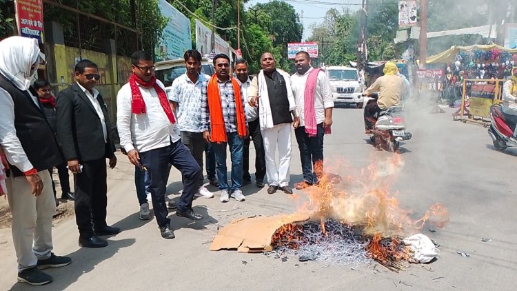 ब्राह्मण समाज पर टिप्पणी से भड़का आक्रोश, करणी सेना ने फूंका पुतला