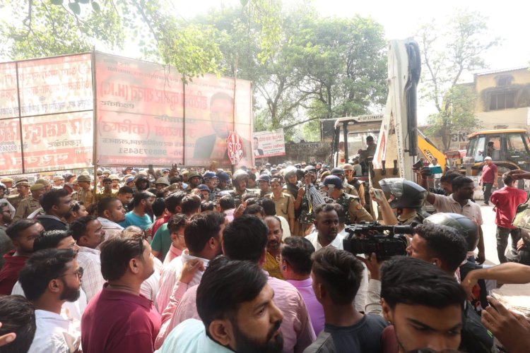 लखनऊ कलेक्ट्रेट में वकीलों के अवैध चैंबर व दुकानों पर चला बुलडोजर
