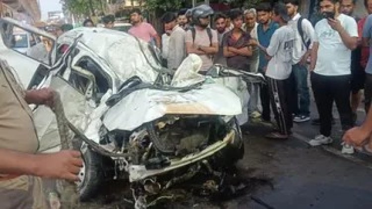 अनियंत्रित कार डिवाइडर से टकराई, शादी से लौट रहे दो युवकों की मौत ,तीन घायल