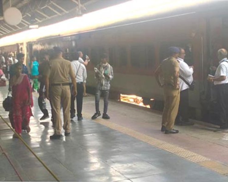 प्रयागराज जंक्शन पर चला मजिस्ट्रेट टिकट चेकिंग अभियान