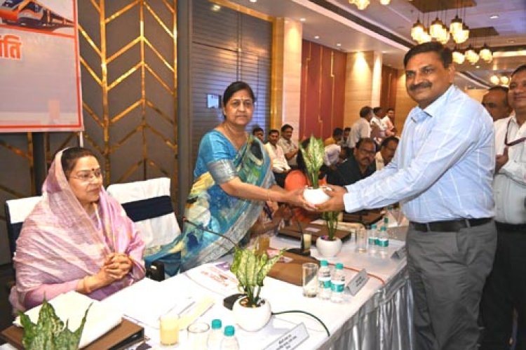 रेलवे स्टेशनों पर यात्री सुविधाओं, मार्गों को और बेहतर बनायें : सीमा द्विवेदी