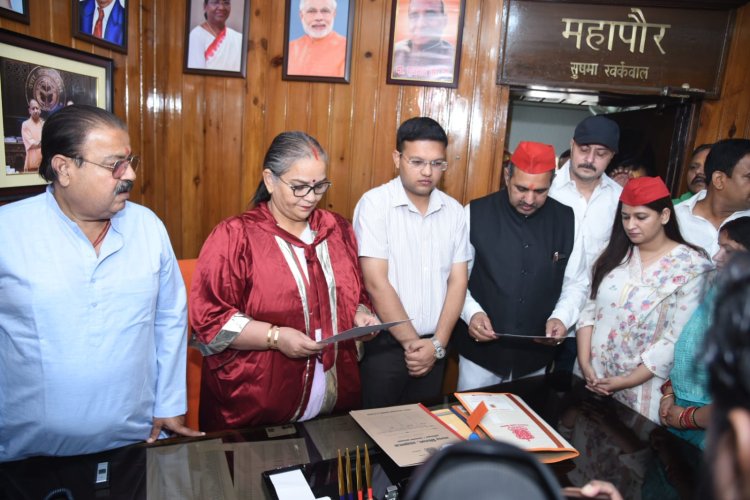 हाईकोर्ट के निर्देश के बाद महापौर ने सपा पार्षद ललित किशोर तिवारी को दिलाई शपथ