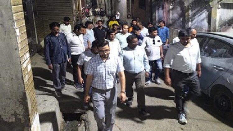 बिजली विभाग के अधिकारियों ने देर रात तक किया फ्लैग मार्च