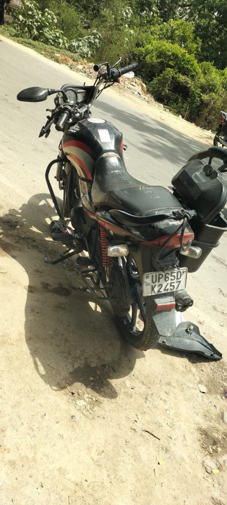 वाराणसी में तेज रफ्तार पिकअप ने बाइक में मारी टक्कर, दो दोस्तों की मौत