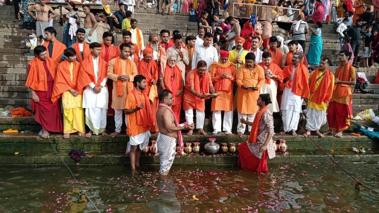 गंगा दशहरा पर पुण्य सलिला गंगा में लाखों श्रद्धालुओं ने लगाई आस्था की डुबकी, तट पर दीपदान