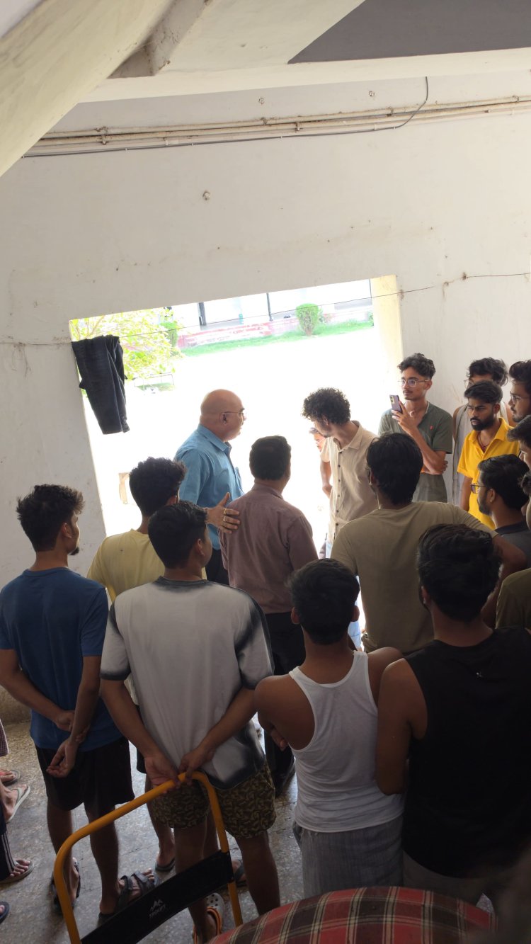 बीएचयू के डालमिया छात्रावास के खाने में मिली छिपकली, छात्रों ने किया विरोध प्रदर्शन