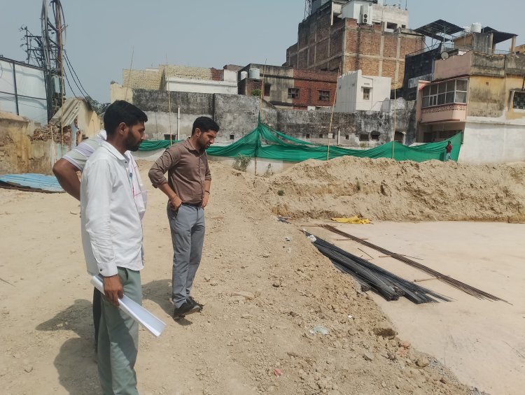 वाराणसी : लहुराबीर में बन रहे कॉमर्शियल मार्केट कॉम्प्लेक्स का नगर आयुक्त ने लिया जायजा