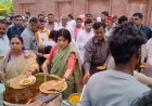 डिंपल यादव ने बड़ा मंगल पर सैफई में की पूजा, भंडारे में लोगों को प्रसाद किया वितरण