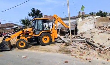 अवैध नाै मकानाें पर ध्वस्त कराकरा कब्जा की गई भूमि को अतिक्रमण मुक्त कराया