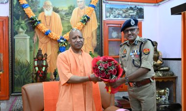 डीजी बनने के बाद एडीजी जोन गोरखपुर अशोक मुथा जैन ने सीएम योगी से की शिष्टाचार भेंट