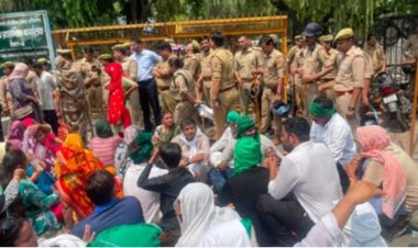 किसानों ने घेरा नोएडा विकास प्राधिकरण का दफ्तर