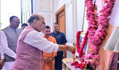 अपर्णा यादव के आवास पहुंचकर राजनाथ सिंह ने स्व.प्रतीक को दी श्रद्धांजलि