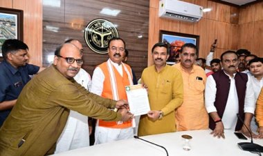 अधिवक्ताओं ने चैम्बर्स को लेकर उप मुख्यमंत्री केशव माैर्य को सौंपा ज्ञापन