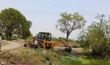 ग्रामीणों की शिकायत पर जिलाधिकारी की कार्रवाई, नाला सफाई के लिए भैंसापाली गांव पहुंचा बुलडोजर