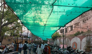 वाराणसी में गंगा घाट से लेकर विश्वनाथ गली तक नगर निगम ने राहगीरों के लिए ताने 'हरे पर्दे'