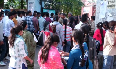 UP Police Exam: प्रयागराज में कड़े पहरे के बीच पुलिस भर्ती परीक्षा का तीसरा दिन, CCTV और बायोमेट्रिक जांच के बाद ही एंट्री