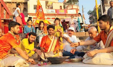 वाराणसी : पर्यावरण संरक्षण के लिए दशाश्वमेध घाट पर हवन, श्रद्धालु भी हुए शामिल