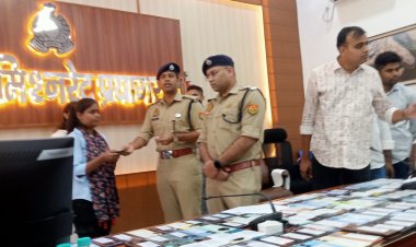 पुलिस ने लौटाए 210 गुमशुदा मोबाइल फाेन , चेहरों पर लौटी मुस्कान