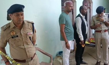 प्रयागराज में एक ही परिवार के तीन लोगों की हत्या, मौके पर पहुंचे पुलिस अधिकारी