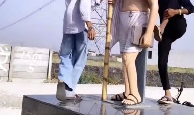नूंह: गांधी ग्राम में महात्मा गांधी की प्रतिमा पर बैठकर बनाई रील, वीडियो वायरल होने पर हंगामा