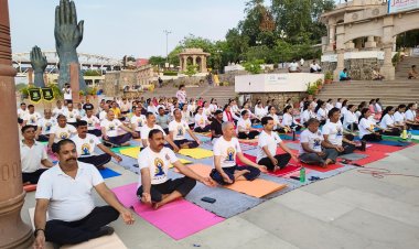 वाराणसी: नमोघाट पर सीआरपीएफ के जवानों ने पूरे उत्साह के साथ किया योगाभ्यास
