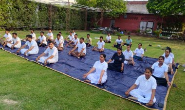 अन्तरराष्ट्रीय योग दिवस पर आदि योगी की नगरी काशी हुई योगमय,घरों से लेकर गंगा घाटों तक योगाभ्यास