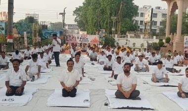 नगर निगम प्रांगण में योग दिवस पर सामूहिक योगाभ्यास