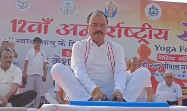 उपमुख्यमंत्री केशव प्रसाद मौर्य ने संगम नोज पर किया योग