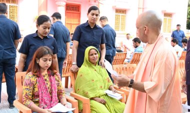 जनता की समस्याओं का शीघ्र समाधान कराएं अधिकारी : मुख्यमंत्री योगी